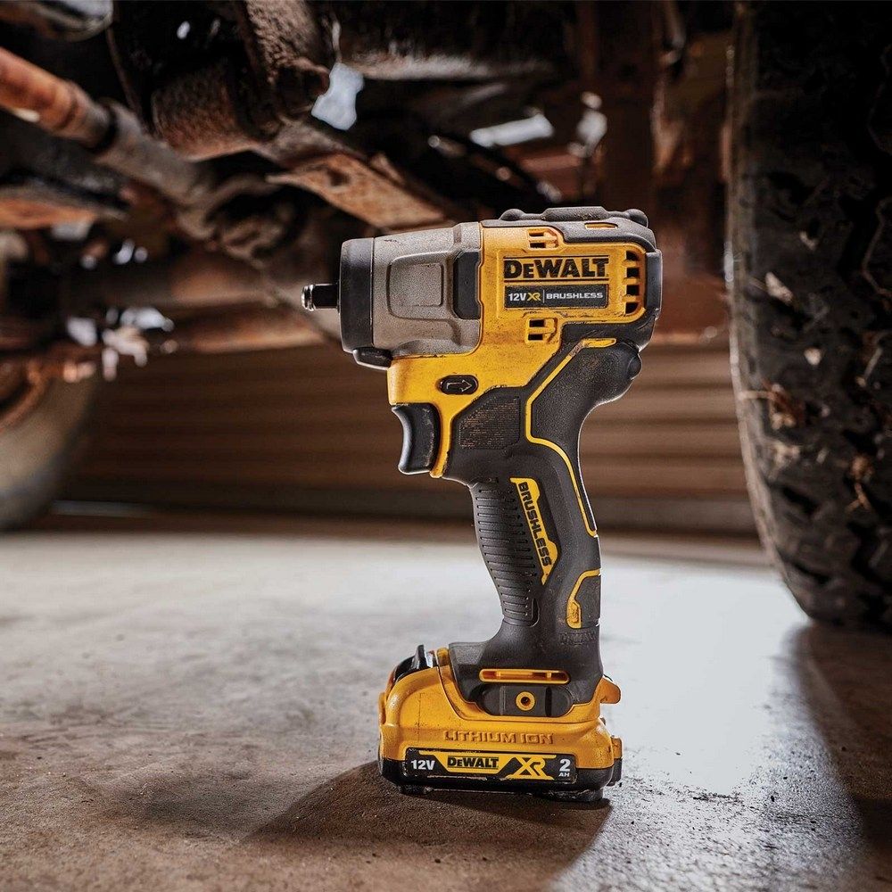 Аккумуляторный компактный импульсный гайковерт DEWALT DCF902D2