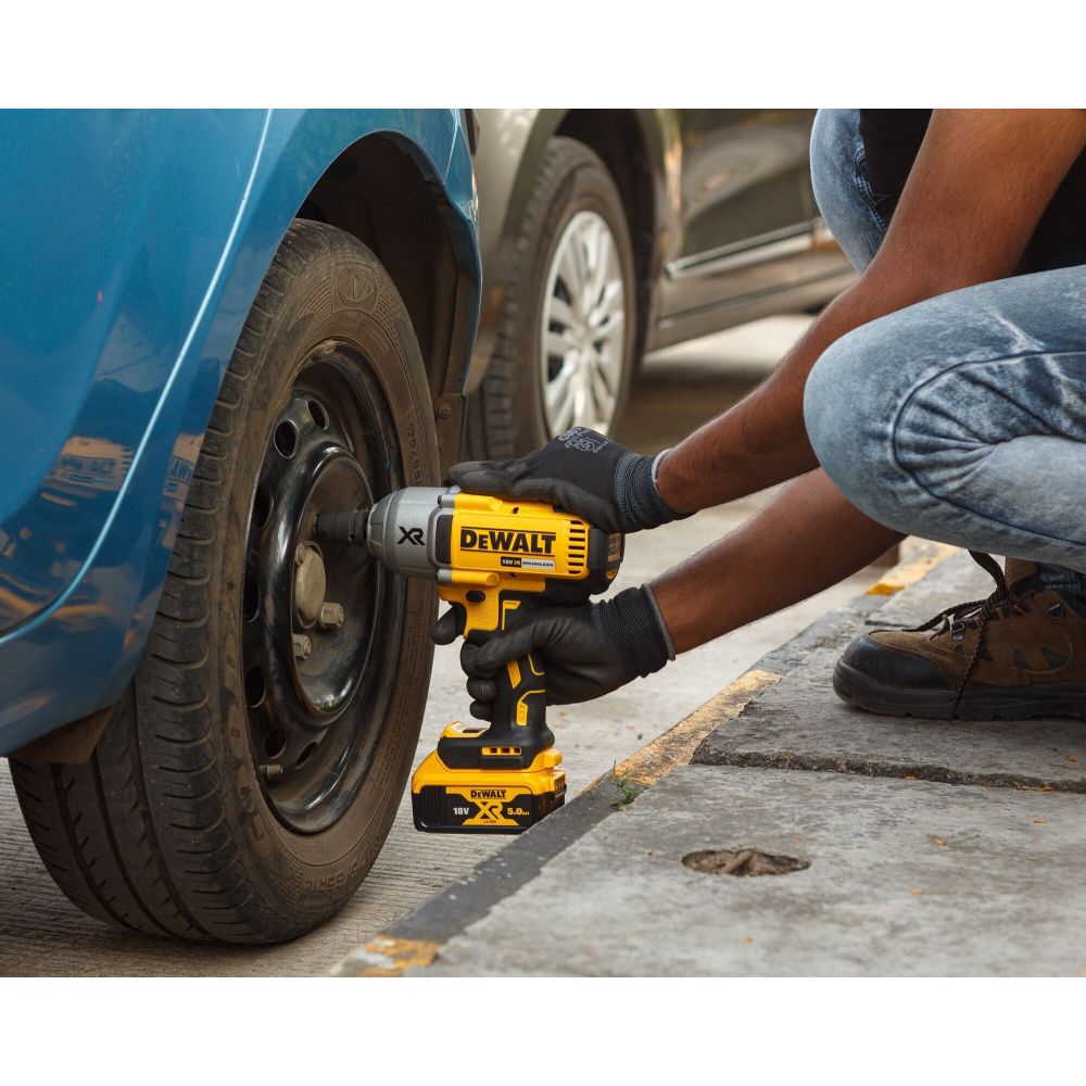 Гайковерт DEWALT DCF899N-XJ Этот мощный инструмент предназначен для работы с металлическими конструкциями и обладает высокой надежностью благодаря износостойкому двигателю и прочному металлическому редуктору. Охлаждаемый вентилятором электродвигатель разв