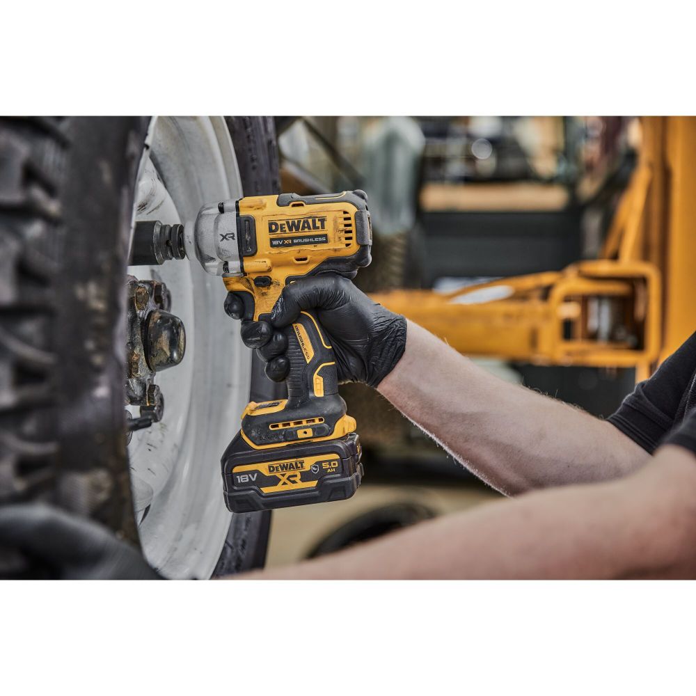 Аккумуляторный гайковерт DEWALT DCF892NT